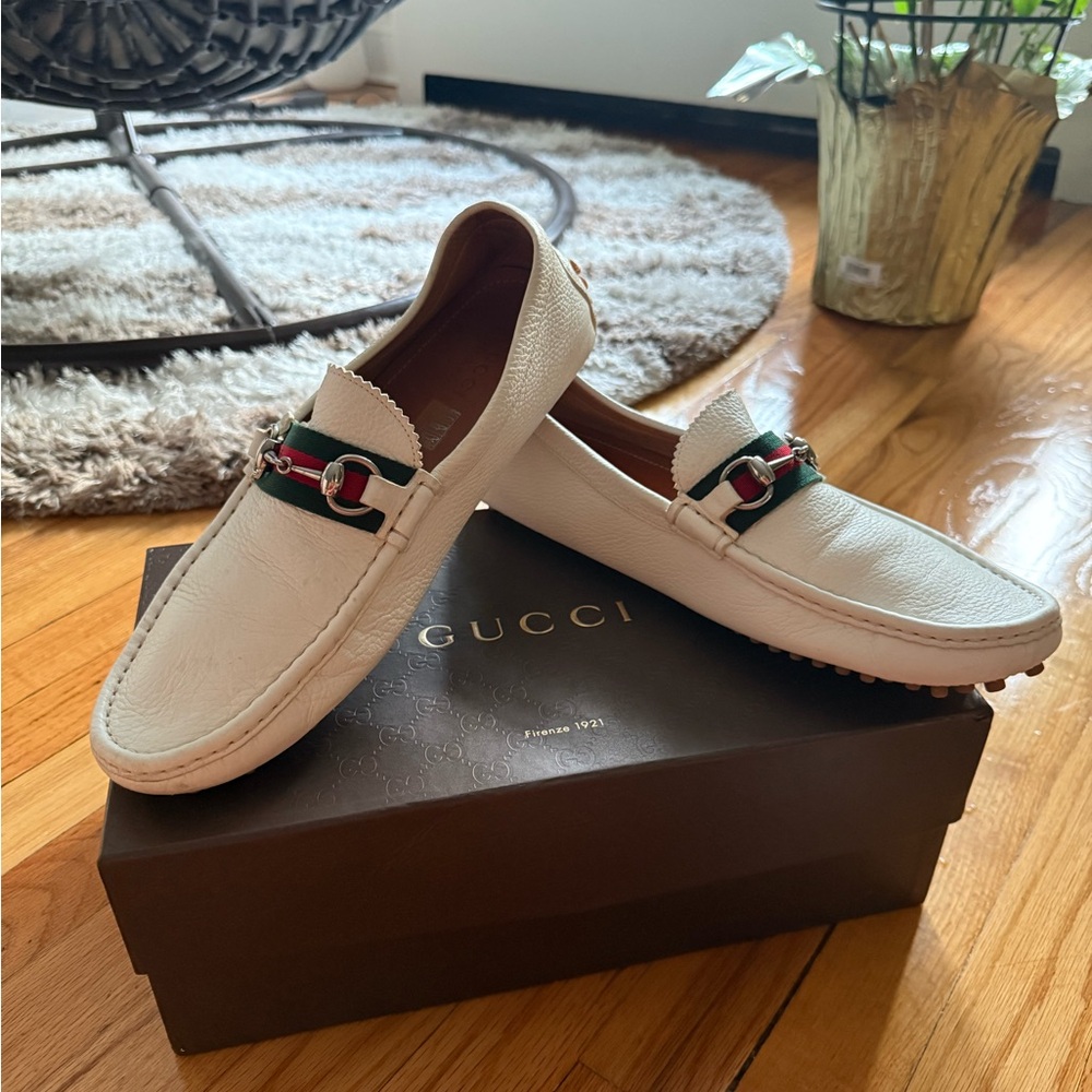 Gucci Men's Cream Loafers with Red and Green Stripe